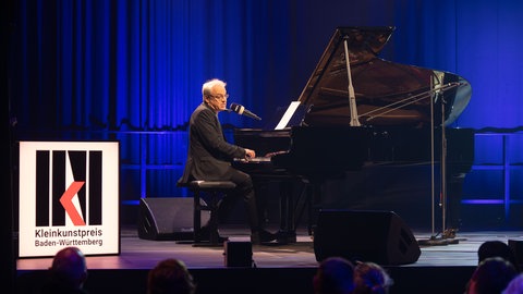 Matheprofessor am Klavier: Timm Sigg.