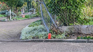 Eine Kerze steht an einem Grundstück. Bei einem Familienstreit in Bollschweil südlich von Freiburg soll ein Mann seine Tochter getötet haben.