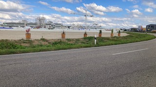 Die Blumenkübel stehen auf Herrenknechts Firmengelände in Schwanau-Allmannsweier.