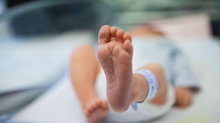 Baby liegt auf dem Rücken. 