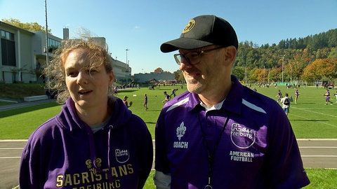 Jessica und Jochen Kern in lila Sacristans-Pullis auf einem Sportplatz der FT Freiburg