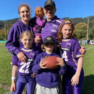 Eine Familie im lila Dress der Football-Mannschaft Freiburg Sacristans
