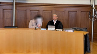 Der Angeklagte sitzt neben seinem Verteidiger im Gerichtsaal im Landgericht Rottweil. 