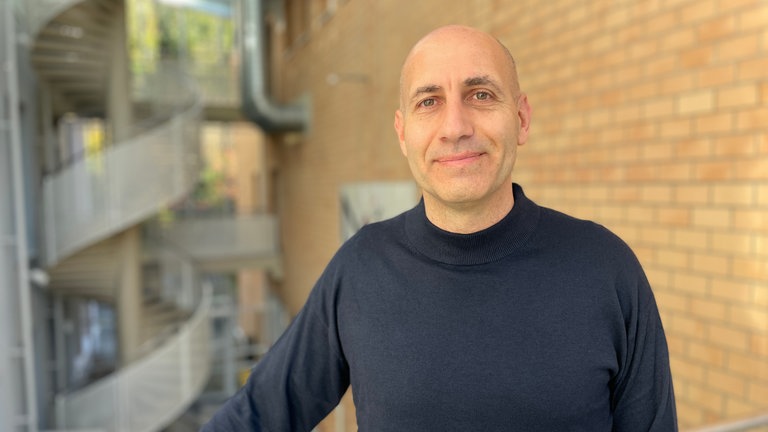 Dejan Mihajlović will der neue Oberbürgermeister von Freiburg werden. Er will Freiburg zu einer "Demokratiemodellstadt" machen.