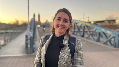 Fiona Kearns steht vor der Blauen Brücke in Freiburg. Sie ist wegen Trump aus den USA nach Freiburg ausgewandert