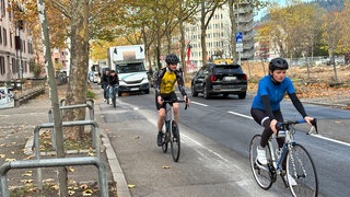 Aufgemalter Fahrradweg in Freiburg führt zu Verwirrung im Verkehr