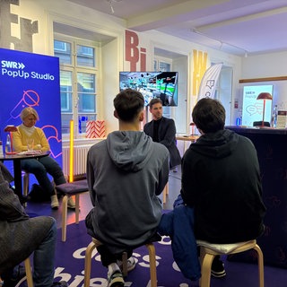 SWR Fernsehmoderator Georg Bruder erklärt den Besuchern des PopUp Studios in Lörrach, wie die Nachrichten ins Fernsehen kommen. 