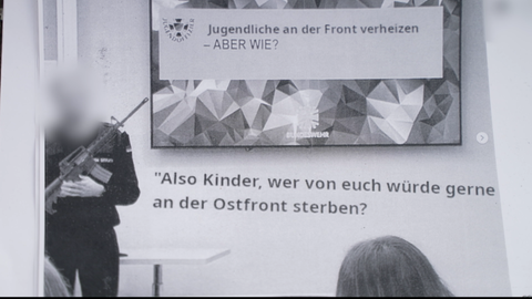Auf diesem Meme steht der Jugendoffizier mit einem Sturmgewehr in der Hand. Im Hintergrund ist zu lesen "Jugendliche an der Front verheizen - ABER wie?".
