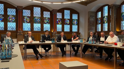 Die Bürgermeister der Stadt Freiburg und Teile des Vorstands des EHC Freiburg stellen das Projekt im Alten Rathaus vor.