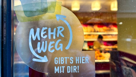In einer Freiburger Bäckerei hängt ein Label mit einem Mehrweg-Symbol