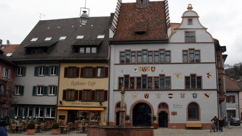 Das Rathaus in Staufen im Breisgau. Bürgermeister Michael Benitz arbeitet hier doch noch länger als geplant.