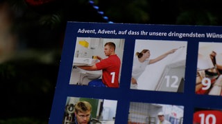 Der politische Adventskalender ist in blauem Design gehalten. Er beinhaltet 26 Forderungen der Handwerkskammer Freiburg. 