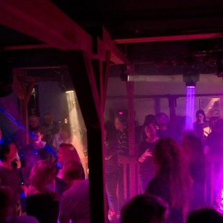 In der Kult-Disko "Waldpeterle" in Schonach (Schwarzwald-Baar-Kreis) tanzen Menschen in buntem Diskolicht auf der Tanzfläche.  