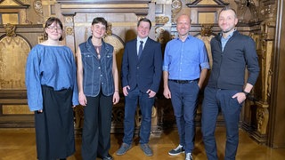 Ein Gruppenfoto von sechs Personen, die für ihre Zivilcourage in Freiburg ausgezeichnet wurden.