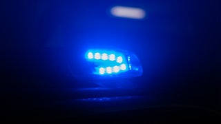 Blaulicht leuchtet auf dem Dach eines Polizeiautos. In Zell im Wiesental (Kreis Lörrach) wurde am Nachmittag ein 78-jähriger Fußgänger von einem Lieferwagen erfasst und tödlich verletzt. 