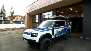 Ein Geländewagen der Bergwacht fährt aus der Einsatzzentrale auf dem Feldberg heraus.