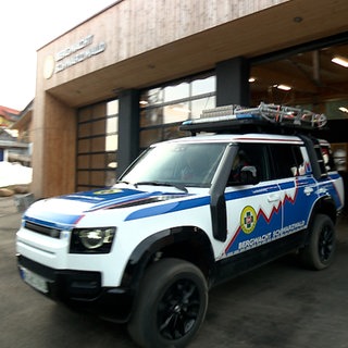 Ein Geländewagen der Bergwacht fährt aus der Einsatzzentrale auf dem Feldberg heraus.