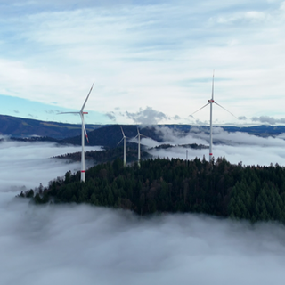 Noch stehen vier Windräder auf dem Roßkopf bei Freiburg. Zwei wurden neu gebaut, zwei sind älter und werden noch zurückgebaut.