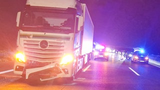 Ein beschädigter Lkw steht am Straßenrand der A5 bei Appenweier. Zuvor war der Lkw mit einem Mercedes kollidiert. Der Mercedesfahrer war danach auf die Fahrbahn getreten und von einem Auto erfasst worden.