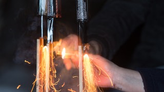 Kinder und Jugendliche zünden Raketen an. Immer wieder kommt es an Silvester zu Unfällen mit Feuerwerkskörpern.