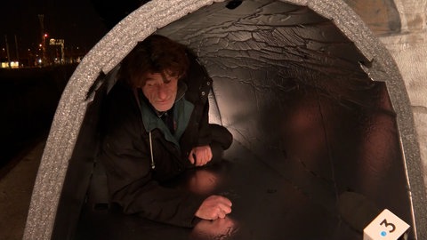 Ein Iglu aus Kunststoff und Aluminium schützt einen Obdachlosen vor der Kälte.