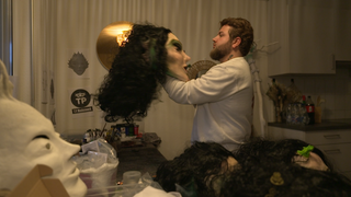 Tom Paulicke mit einer Maske in der Hand