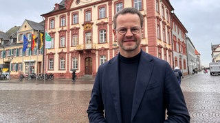 Offenburgs Oberbürgermeister Marco Steffens steht vor dem Rathaus. Er hat am Donnerstag erklärt, dass er nicht erneut für das Amt kandidieren wird.