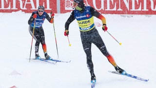 Die Para-Biathletin Leonie Walter mit ihrem Guide