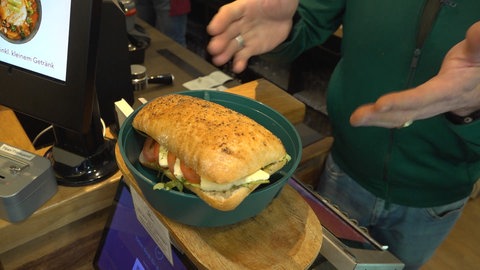 Seit dem 1. Januar gilt in Freiburg die Verpackungssteuer. Bei Gastronomen ist sie umstritten.