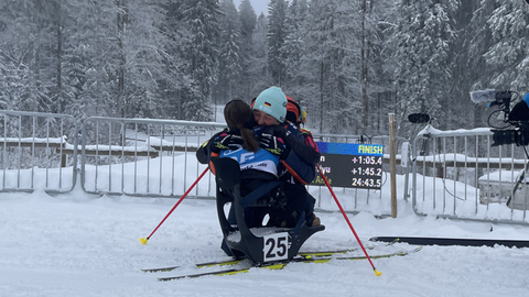 Para-Biathletin Anja Wicker feiert ihren Erfolg beim Weltcup am Notschrei