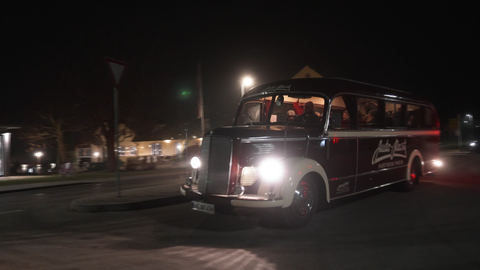 Im Oldtimerbus ging es bei der mobilen Lesenacht über die Grenze. Im Bus lasen Schauspielerinnen und Schauspieler den Fahrgästen vor.