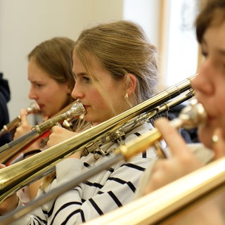 Schülerinnen und Schüler der Bigband spielen Posaune