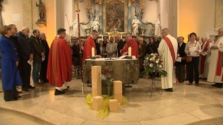 Im Altarraum in Bad Krozingen im Kreis Breisgau-Hochschwarzwald versammelt sich das neue Leitungsteam. 