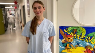 Pflegerin in Arbeitskleidung im Krankenhausflur