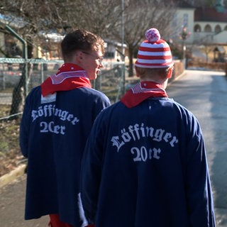 Drei junge Männer von hinten. Auf ihren Pullovern steht: "Löffinger 20er".