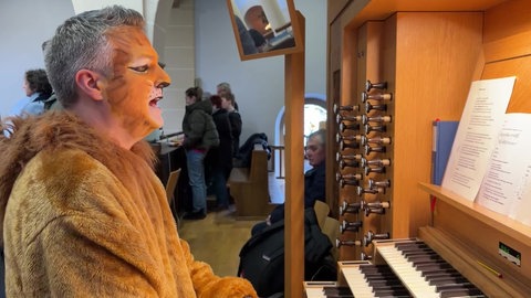 Bei der Narrenmesse in Lörrach spielt Freiburgs künftiger Domkapellmeister Andreas Mölder eine umgetextete Version des "Fliegerlieds" auf der Orgel.
