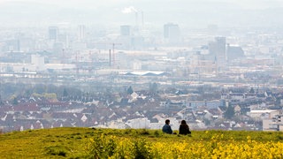 Blick vom Tüllinger Berg auf die Kreisstadt Lörrach im äußersten Südwesten Baden-Württembergs an der Schweizer Grenze.