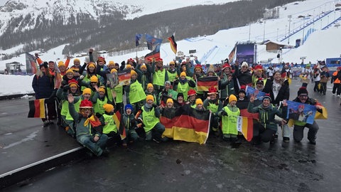 Fans aus Urach feiern den Olympiasieg von Skicrosserin Daniela Maier vor Ort in Livigno.