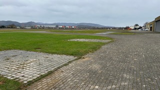 Das Gelände des Offenburger Flugplatzes. Im Hintergrund das Gefängnis.