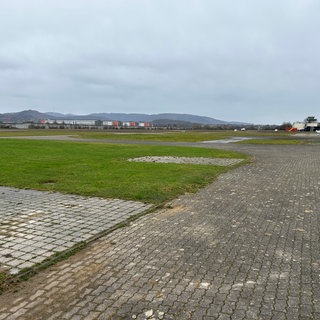 Das Gelände des Offenburger Flugplatzes. Im Hintergrund das Gefängnis.