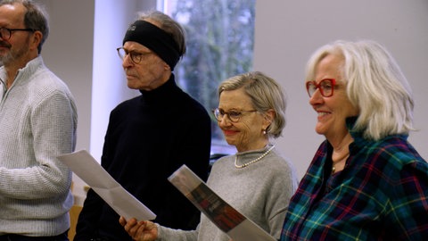 In einem Chor in Freiburg singen Menschen mit und ohne Demenz zusammen.