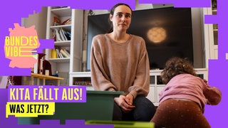 Mutter mit Kind sitzt im Wohnzimmer