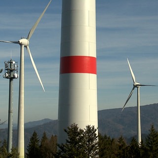 Drei Windräder auf dem Rosskopf in Freiburg, im Hintergrund der Schwarzwald. Unternehmen bangen um die Zukunft der Windkraft in Südbaden und stellen Forderungen an die Bundesregierung. 
