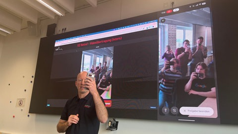 Henning Schmidtpott, IT-Entwickler, stellt die Funktion "Live Video" für den Notruf vor, die er für Rettungskräfte entwickelt hat.