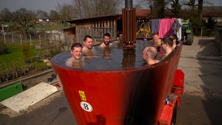Die Lahrer Feuerwehrleute im Futtermischwagen, der zum Pool umgebaut wurde. Die Idee dazu entstand in einer Bierlaune, sagen sie