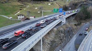 Langer Stau auf einer Schweizer Autobahn. Eine Gebühr für Transit-Touristen soll das Verkehrsaufkommen in Zukunft lenken.
