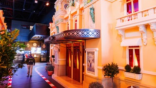 Ein Mann geht durch den neuen Themenbereich Monaco des Europa-Park.