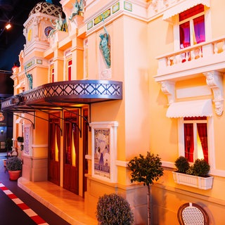 Ein Mann geht durch den neuen Themenbereich Monaco des Europa-Park.