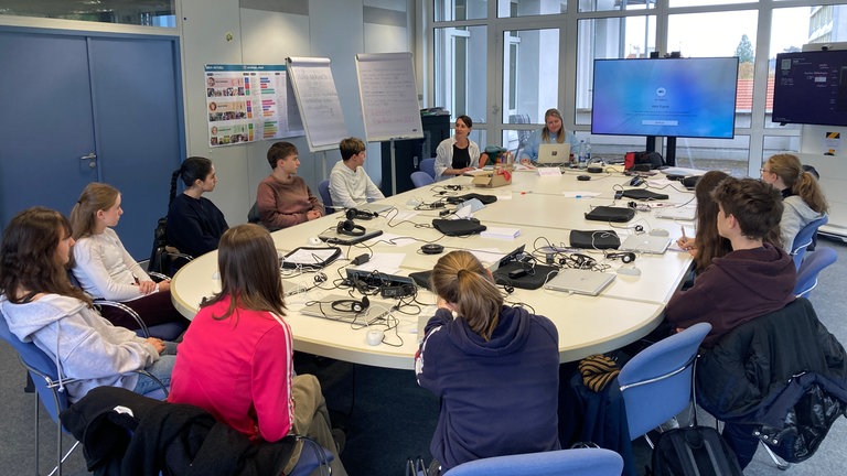 Die BOGYs im Gespräch mit der Redaktionsleitung des SWR Studio Freiburg.