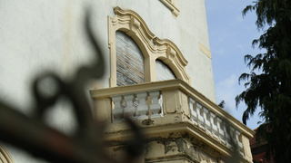 Eine Villa in Freiburg mit heruntergelassenen Jalousien - sie steht seit Jahren leer